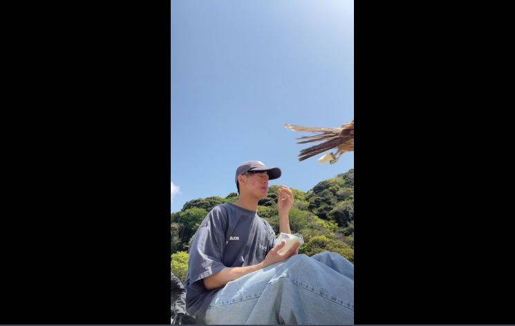 Japon gencin ağzına götürdüğü sandviçi pençesiyle çaldı! Fişek gibi geldi tek hamlede kaptı - Resim: 1